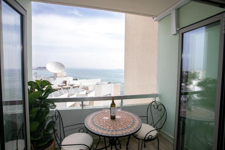 Palmove Luxurious Beachfront Apt - B&B Larnaka