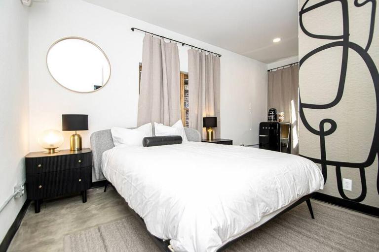 Steps to Bathhouses, Restaurants, Heart of Downtown, Room # 301 - Bed and Breakfast Hot Springs