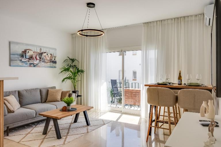 Ultimate Rentals - Heerlijk Appartement Op Loopafstand Van Het Strand - Gezamenlijk Zwembad - B&B Estepona