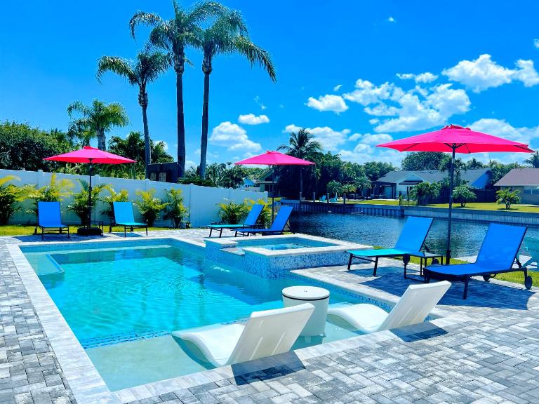 NEW Stunning Delray Waterfront Oasis - Heated Pool, Spa, Canal, Dock, Huge Patio, Pool Table! - B&B Delray Beach