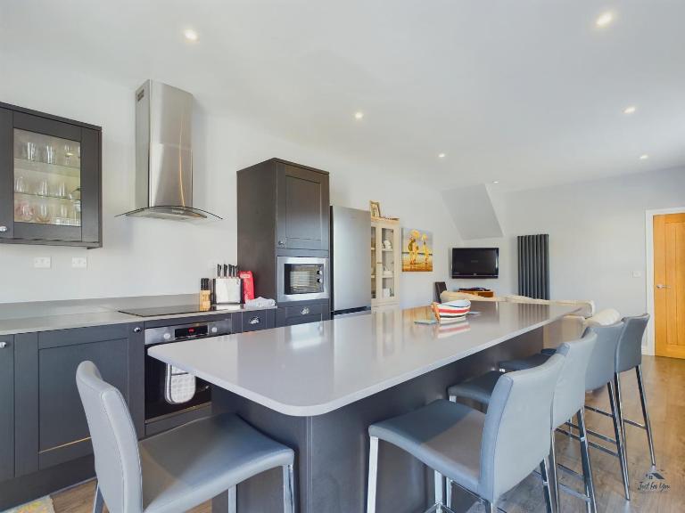 Seaside Cottage, Moments from Ryde's Golden Sands, Sleeps 4 - B&B Ryde