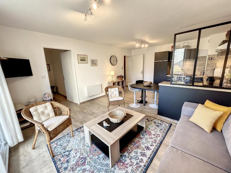 Appartement cosy bord de mer avec jardinet, garage et WiFi - FR-1-361-459 - B&B Jullouville