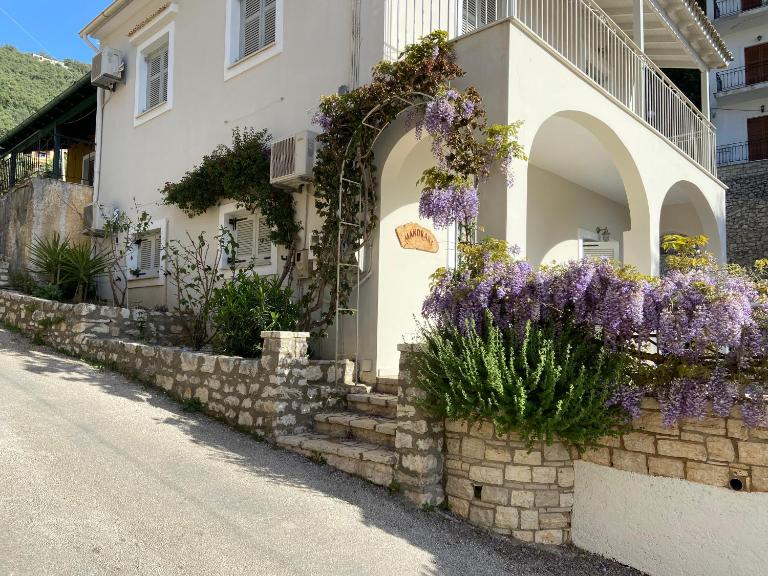 Mandraki House Upper, 100m from Kaminaki Beach - Bed and Breakfast Katávolos