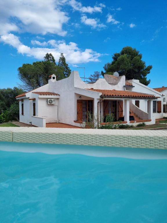 Villa with Private Pool near the Beach and Pula - B&B Sarroch