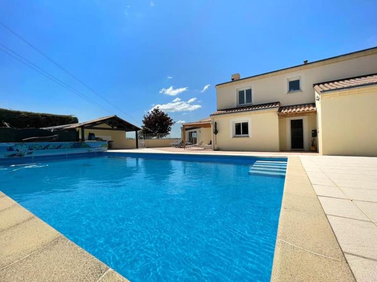 villa spacieuse avec piscine, jacuzzi - B&B Port-Saint-Père