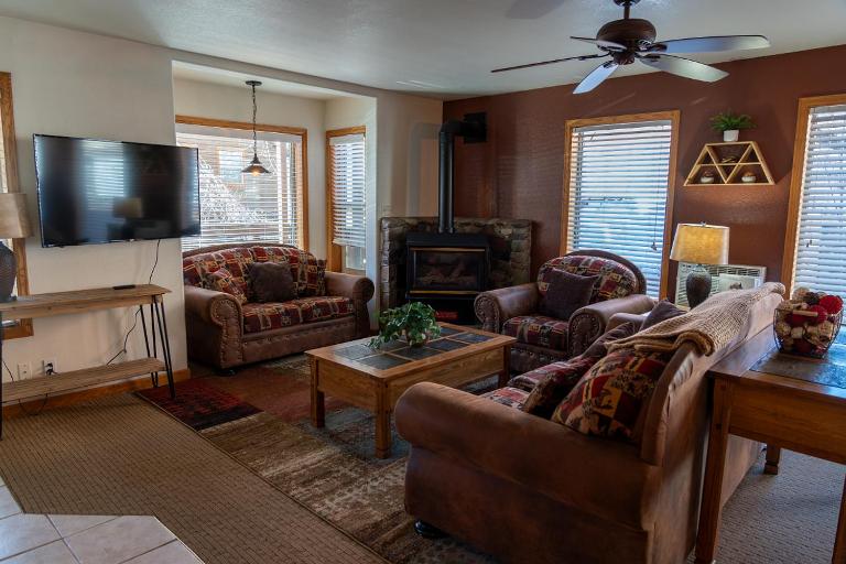 Alpenglow Three Bedroom Two Bath XL – A16 - Bed and Breakfast Ouray