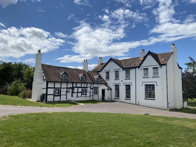 Cotswold Cheltenham, whole house with hot tub - Chambres d'hôtes Gloucester