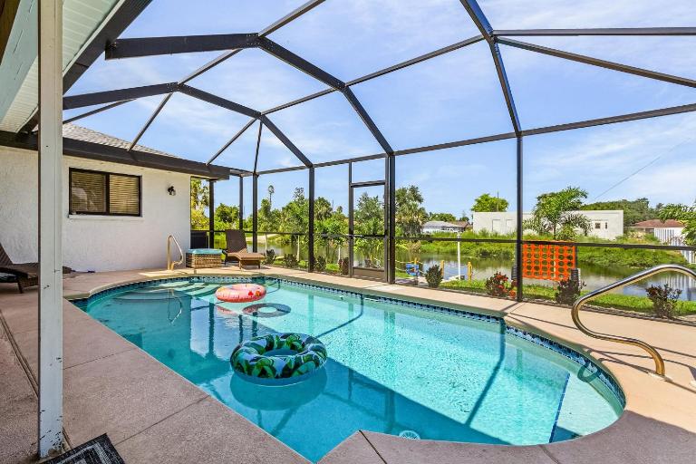 Cozy Retreat, heated pool, water canal, bikes,3 bedroom - B&B Cape Coral