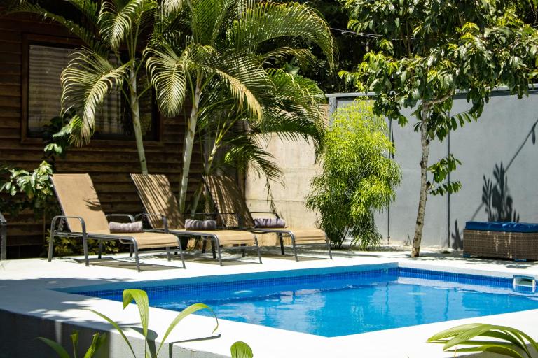 Casa Tulipan - Private 3bd, AC, Pool, Big Garden w' BBQ - Chambres d'hôtes Puerto Viejo de Sarapiqui