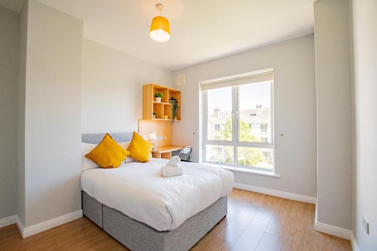 66 - Large Townhouse by Shortstays - Sleeps 6 - Parking - Chambres d'hôtes Galway