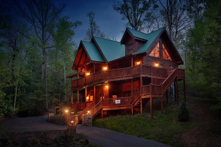 Smoky Mountain Getaway by Eden Crest - Bed and Breakfast Sevierville