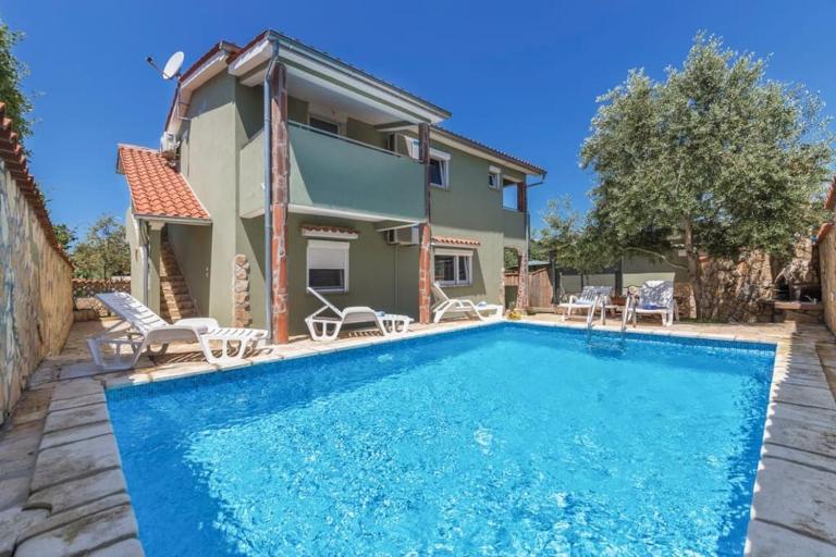 House for 8 people very close to the beach - Bed and Breakfast Mednjan