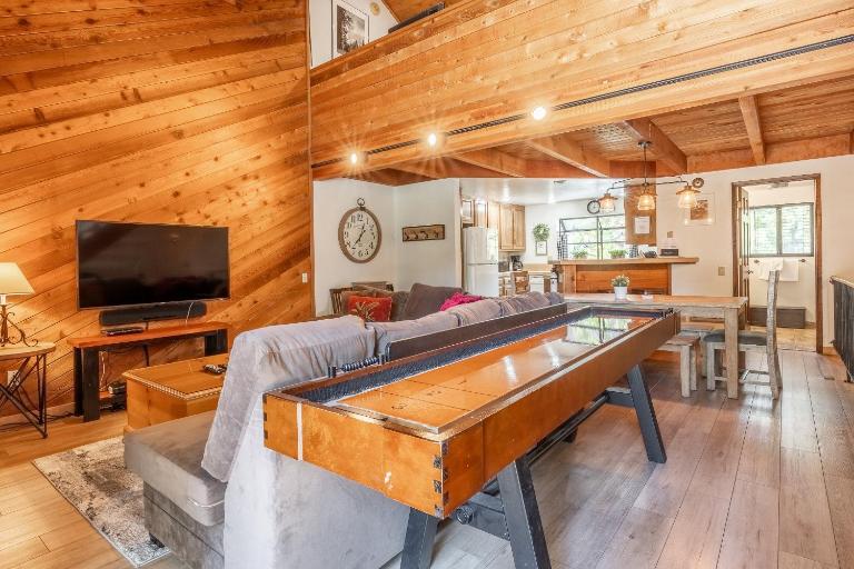 Snowflower #79 - Updated 2 Bedroom & Loft, 3 Bath, Sleeps 8, Steps away from Free Town Shuttle - B&B Mammoth Lakes