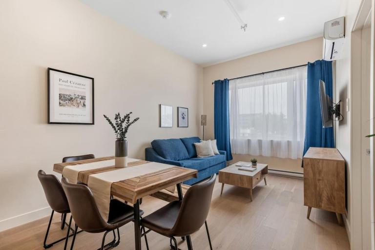Stylish 2BR Retreat - B&B Montreal