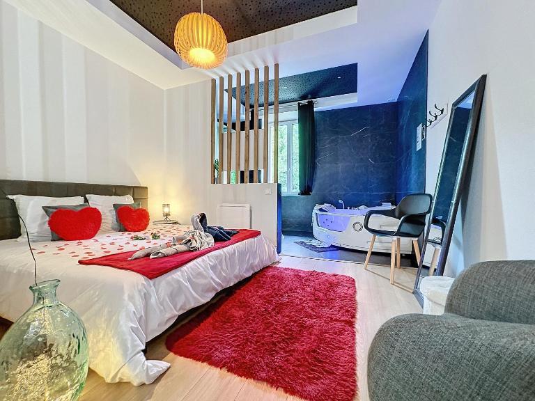 Love Room avec jacuzzi & lit King Size - Ferienwohnung Saint-Étienne