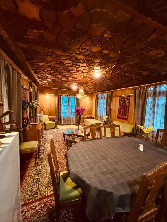 Lucky Kashmir Heritage Houseboat - B&B Srinagar