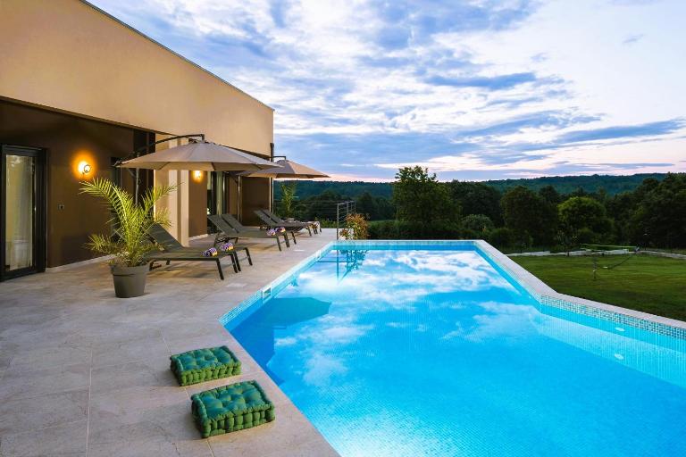 Residence Villa Manuela - Pool & Jacuzzi - Batlug - Chambres d'hôtes Batlug