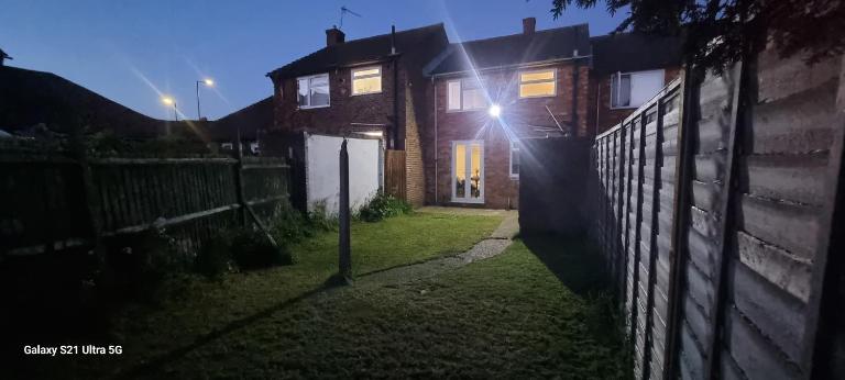 3 Bed House Sleeps 5 - Parking Garden Pets - B&B Slough
