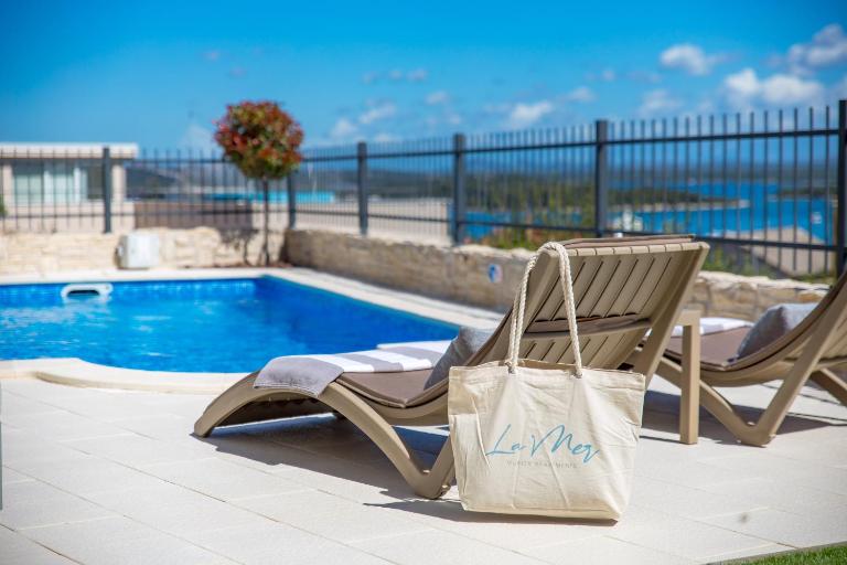 Luxury apartment La Mer with private pool and garden - B&B Murter