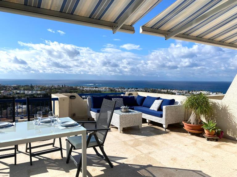 Sea View Penthouse-Style - B&B Chlórakas