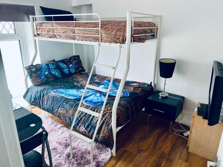 Double bed room in a Peaceful home - B&B Morriston