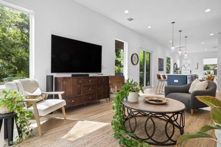 Cherrywood Home Near UT - ATX - Private Backyard - Bed and Breakfast Austin