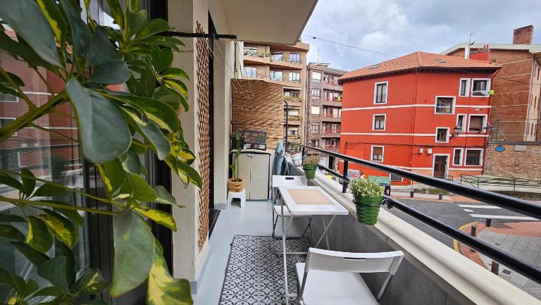 Central River Room - private WC - B&B Bilbao