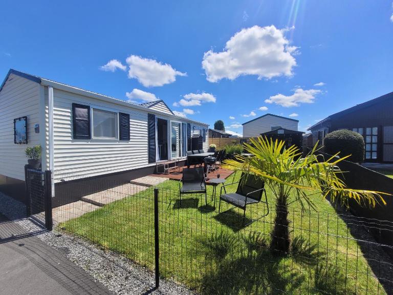 Chalet Sea-renity Lakeside met jacuzzi - Bed and Breakfast Jabbeke