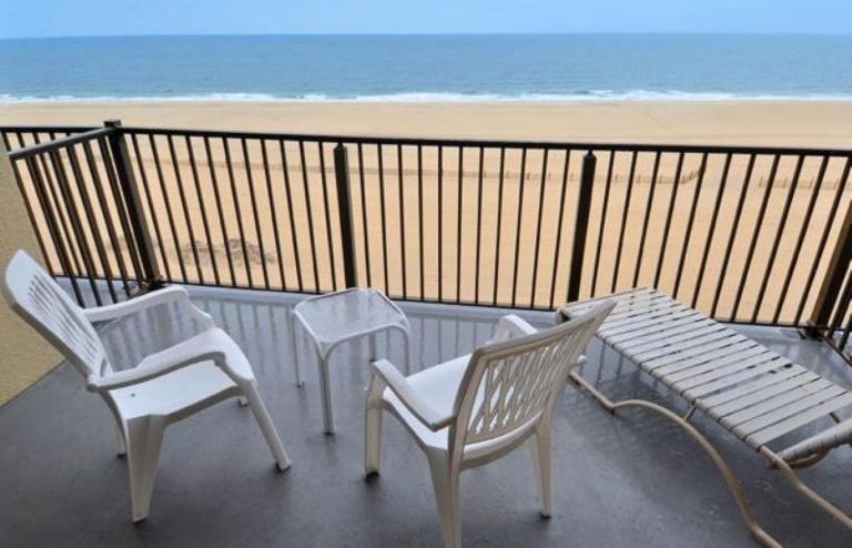 Direct Oceanfront with Balcony, Pool-Parking-Kitchenette - B&B Ocean City
