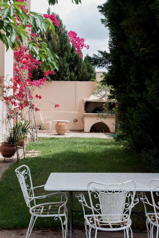 Villa Discover Evia - With Private Jacuzzi - B&B Alivéri