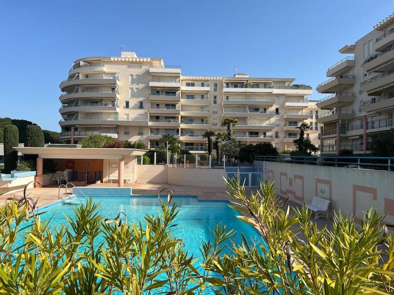 Appartement cosy piscine plage 2 pièces - Chambres d'hôtes Fréjus