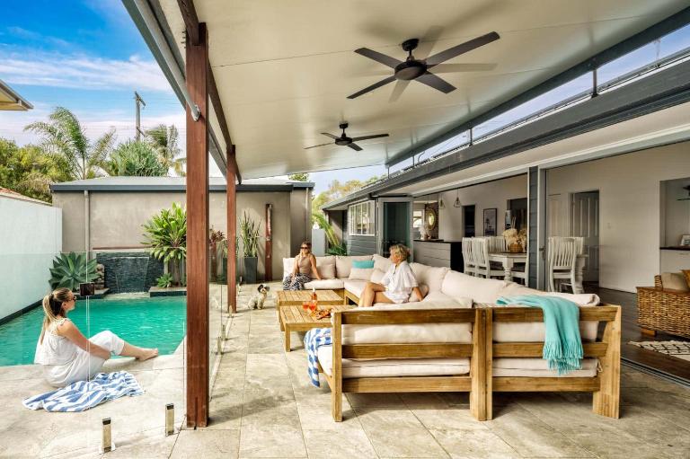 Pet Friendly House Opposite Bokarina Beach - Bed and Breakfast Kawana Waters