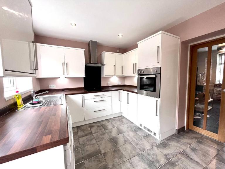 Enjoy a spacious 3 BR home - Chambres d'hôtes Gateshead