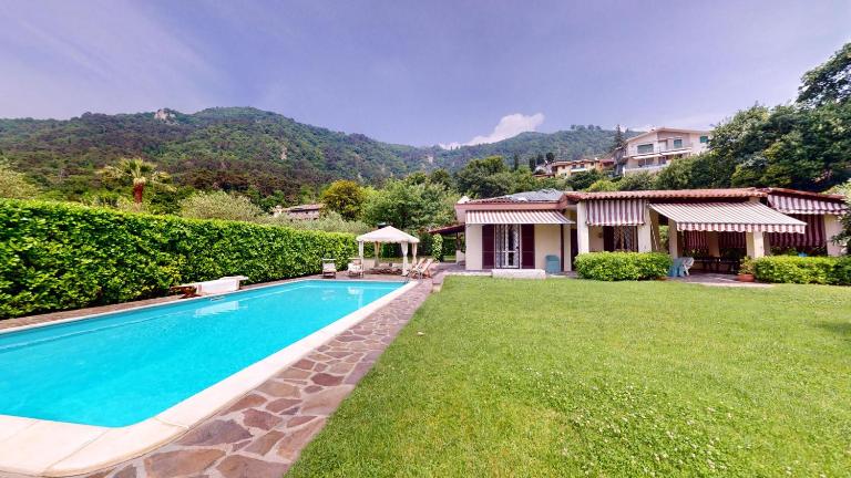 Villa Oleandri pool with view-BGL - Chambres d'hôtes Salò