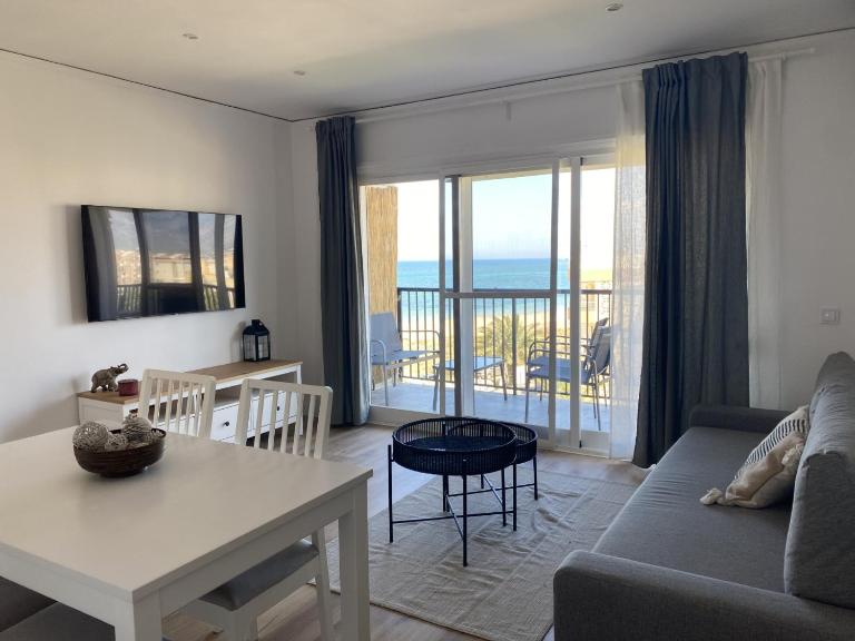 Piso Nuevo Primera Línea a Pie de Playa - Chambres d'hôtes Denia
