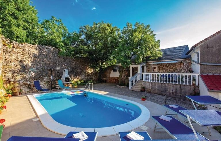 Amazing,full privacy holiday home with swimming pool l & hot tub - Bed and Breakfast Praputnjak
