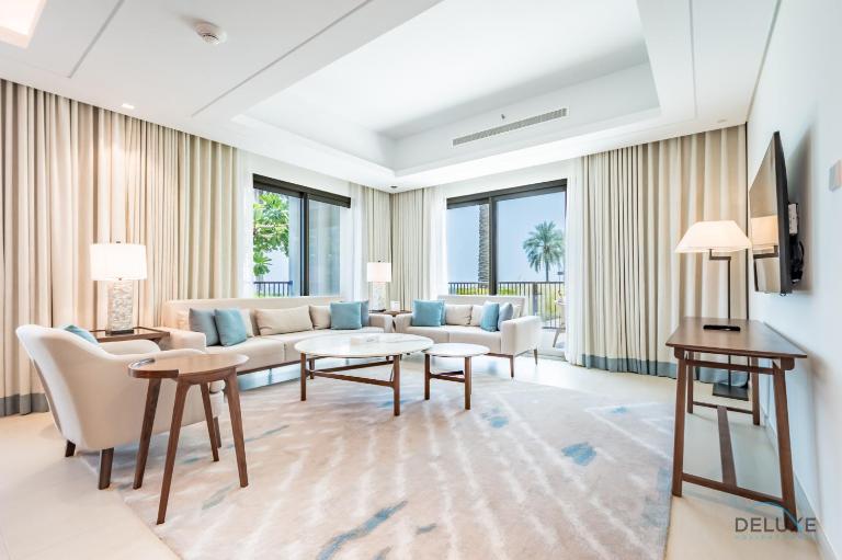 Seafront 4BR Apartment with Assistant Room in The Address Fujairah Residences Block B, Fujairah by Deluxe Holiday Homes - B&B Fujairah