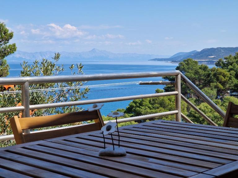 Apartments Vitarnja Hills beautiful terrace sea view with near turquoise beach - B&B Jelsa