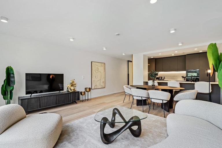Upscale Urban Apartment Style & Comfort for Six - Bed and Breakfast Luxemburg