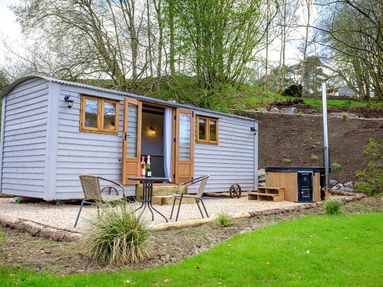 Lintmill Lodges - Bluebell Shepherds Hut - B&B Sorn