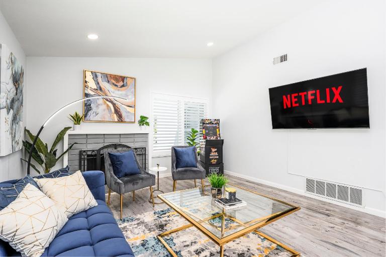 Mins to Disney Chic 3BR with Arcade - B&B Santa Ana