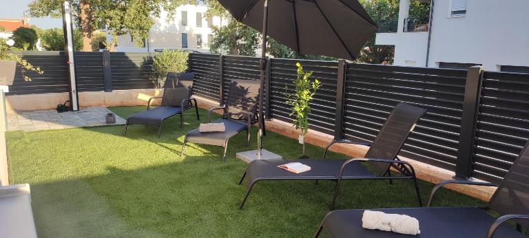 Sunny Oasis Apartment - high ground floor with sunny terrace & private garden!! - B&B Medulin