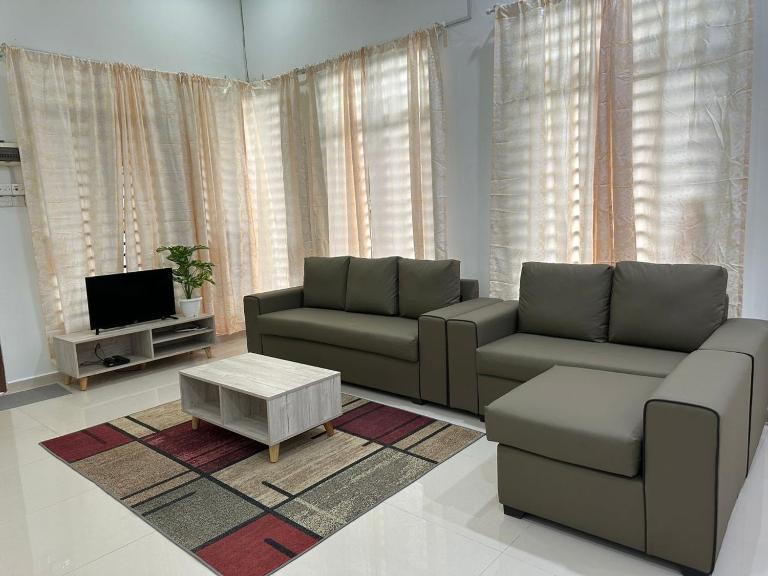 Homestay Kemaman Fyna08 Semi-D, 4 Bedrooms Dekat Pantai Kijal - B&B Kijal