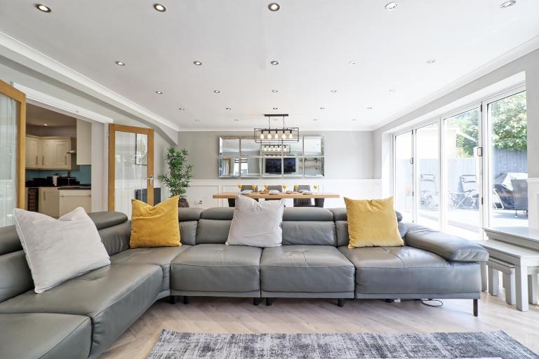 Luxury 5-Bedroom Home Sleeps 11 in Theydon Bois - Ferienwohnung Theydon Bois