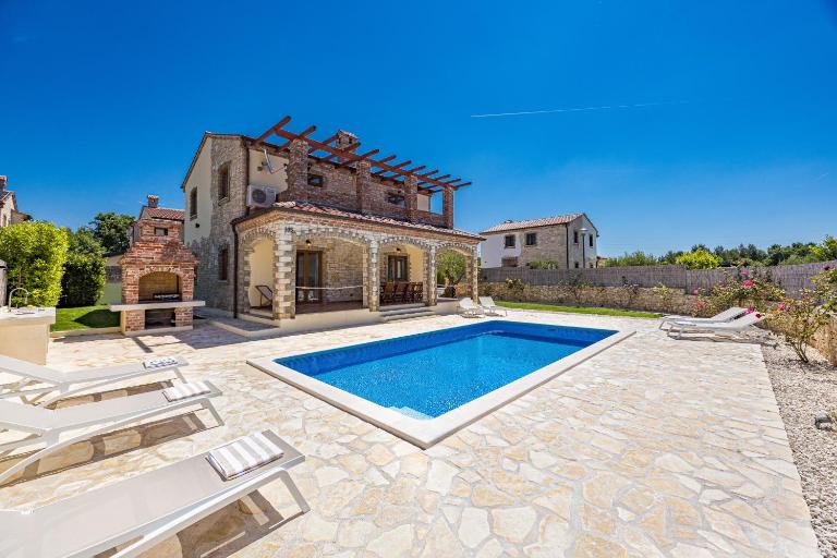 Villa Brioni with pool by Rentistra - B&B Čabrunići