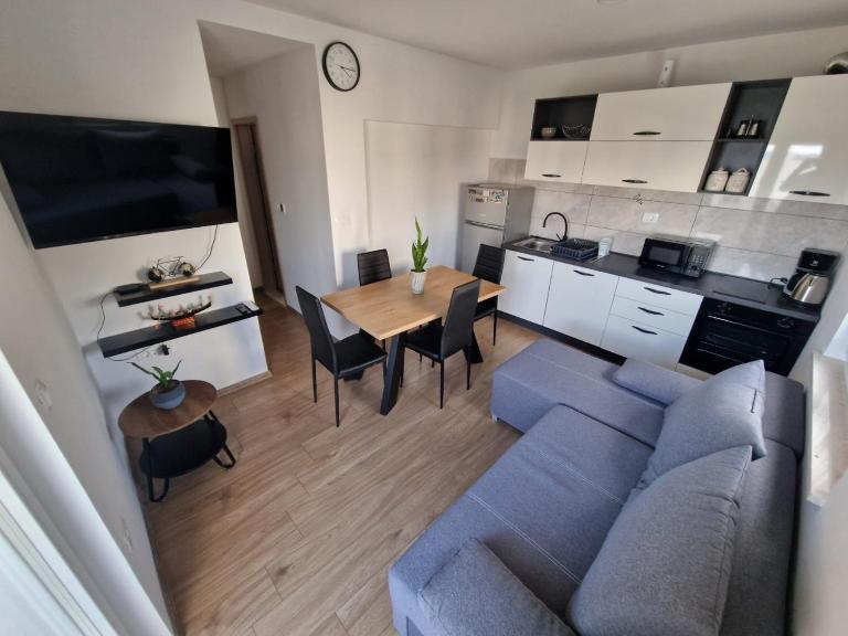 Apartment Antonio with balcony, near the beach - B&B Kutleše