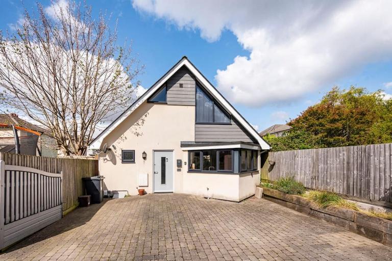 Three Bedroom Detached Home with Parking, Dog friendly, Quiet location, Short Drive to Beach! - B&B Bournemouth