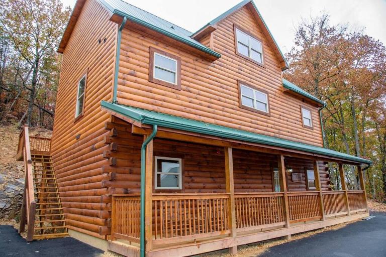 Spacious 2800 sq ft-Cozy Wood Cabin-NEW BUILD - Bed and Breakfast Pigeon Forge