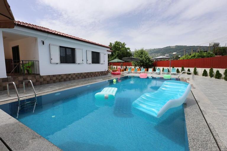 Villa Valentino Swimming Pool - B&B Moravë