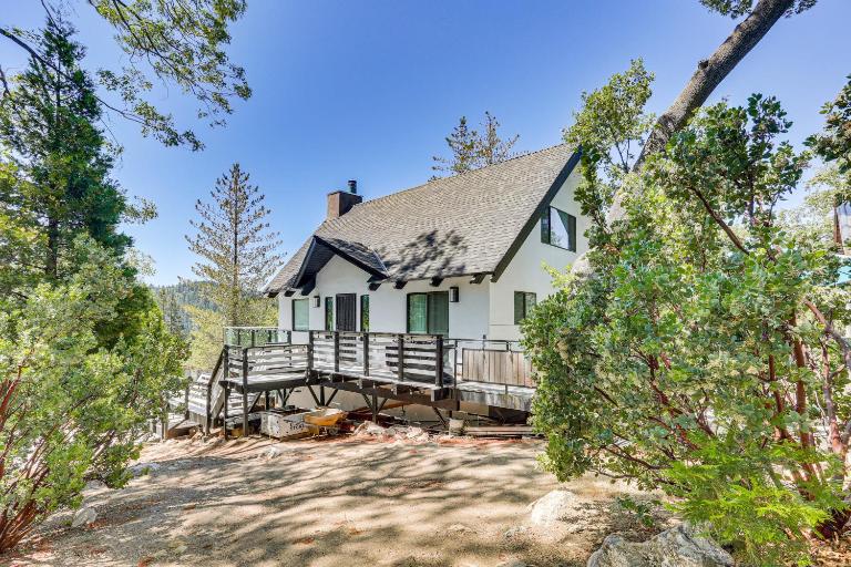 Lake Arrowhead Cabin w/ Hot Tub & Mountain Views! - B&B Lake Arrowhead